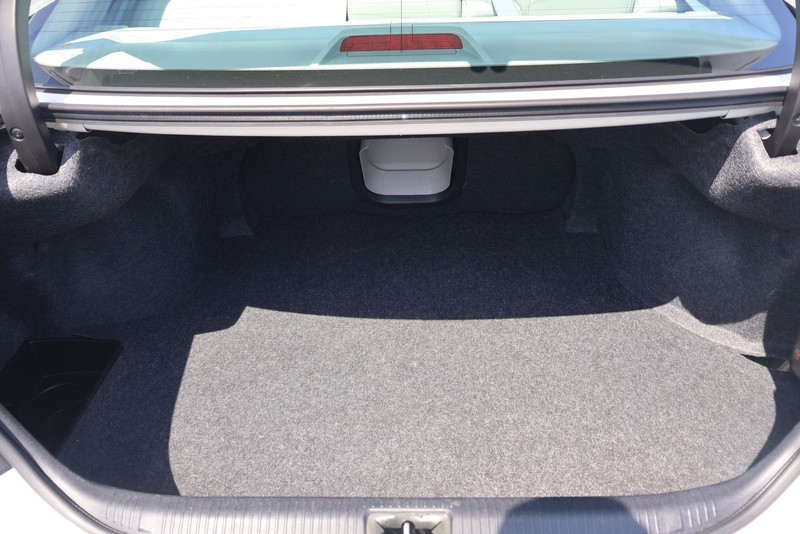 Toyota Avalon Vehicle Full-screen Gallery Image 08