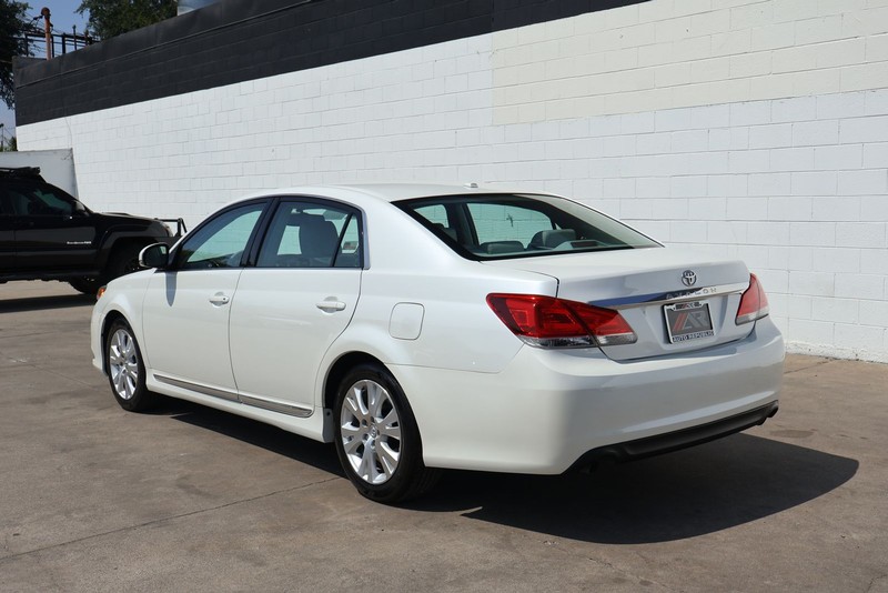 Toyota Avalon Vehicle Full-screen Gallery Image 09