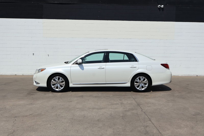 Toyota Avalon Vehicle Full-screen Gallery Image 10