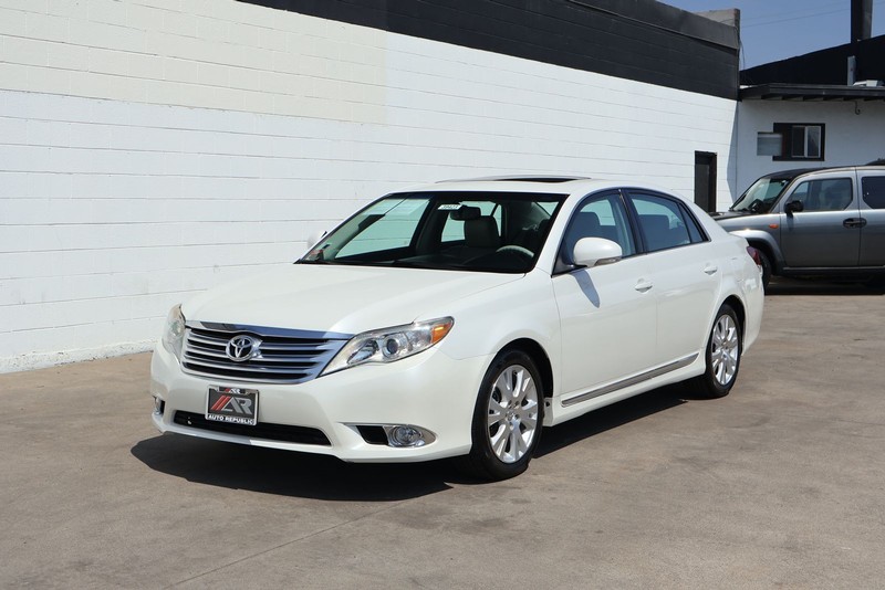 Toyota Avalon Vehicle Full-screen Gallery Image 11
