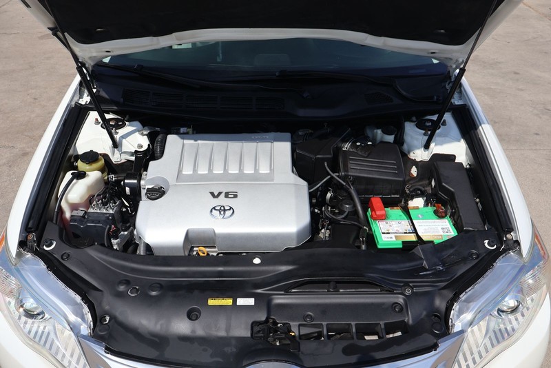 Toyota Avalon Vehicle Full-screen Gallery Image 12