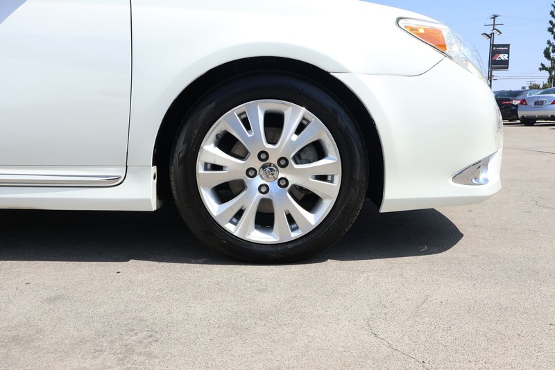 Toyota Avalon Vehicle Full-screen Gallery Image 13
