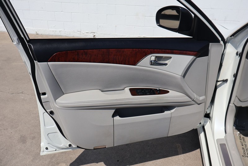 Toyota Avalon Vehicle Full-screen Gallery Image 14