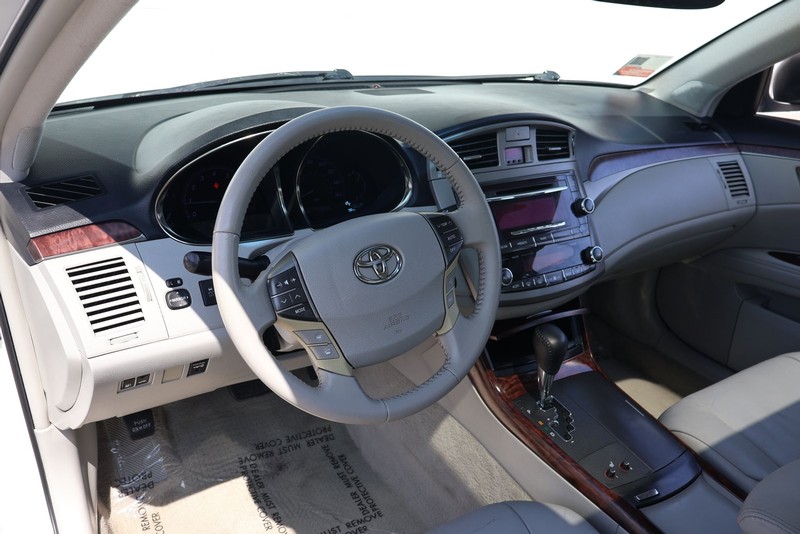 Toyota Avalon Vehicle Full-screen Gallery Image 15
