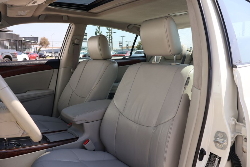 Toyota Avalon Vehicle Full-screen Gallery Image 16