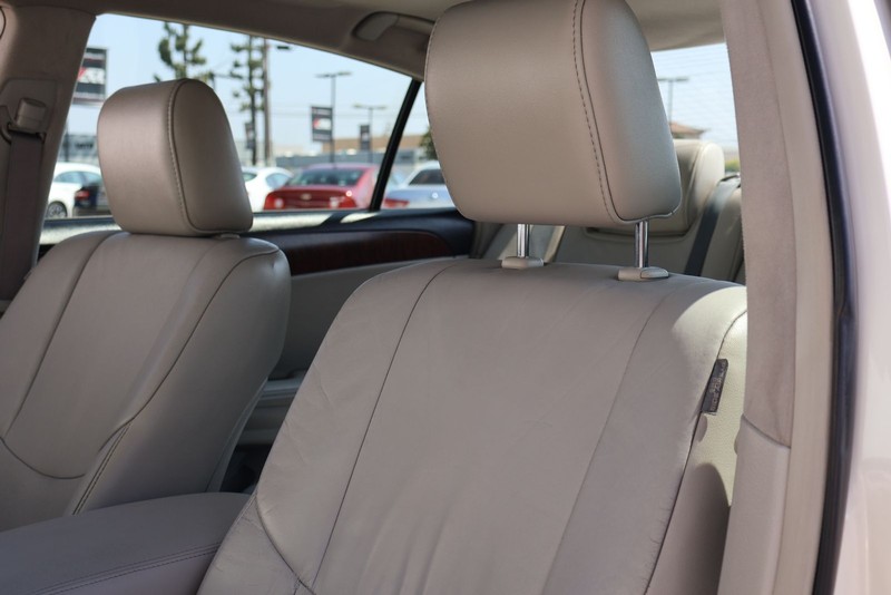 Toyota Avalon Vehicle Full-screen Gallery Image 17