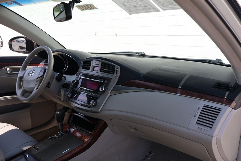 Toyota Avalon Vehicle Full-screen Gallery Image 18