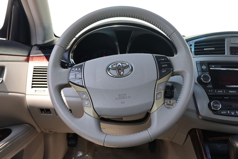 Toyota Avalon Vehicle Full-screen Gallery Image 22