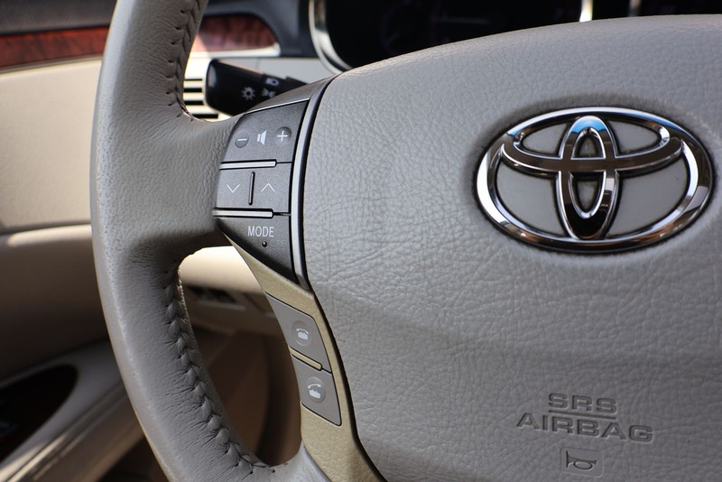 Toyota Avalon Vehicle Full-screen Gallery Image 23