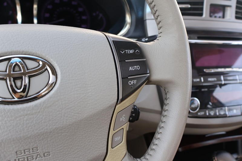 Toyota Avalon Vehicle Full-screen Gallery Image 24
