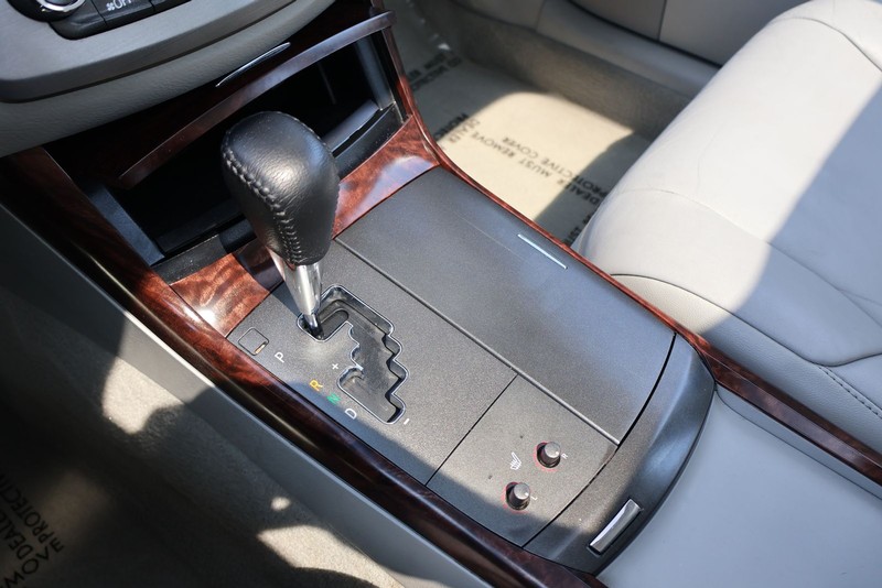 Toyota Avalon Vehicle Full-screen Gallery Image 27