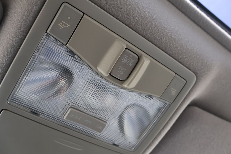 Toyota Avalon Vehicle Full-screen Gallery Image 29