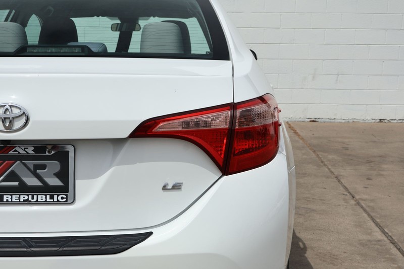Toyota Corolla Vehicle Full-screen Gallery Image 07