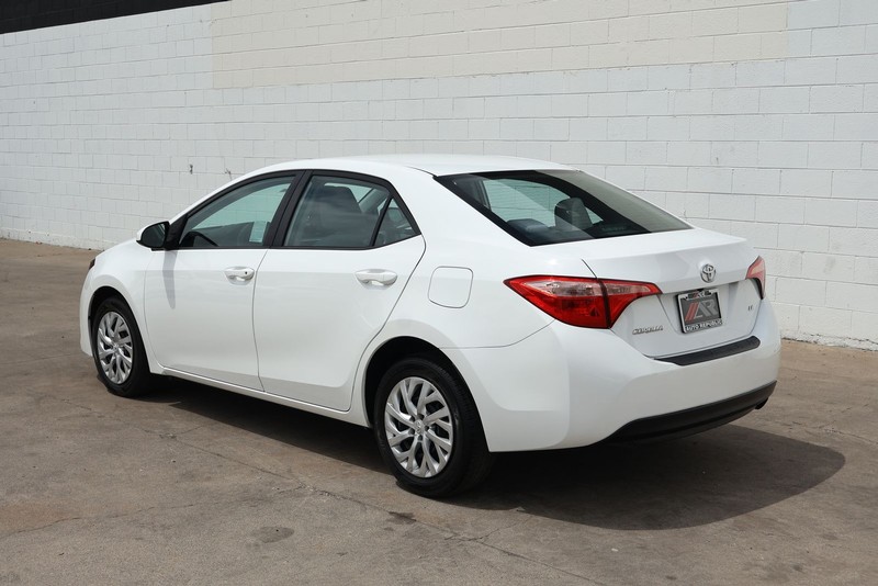 Toyota Corolla Vehicle Full-screen Gallery Image 10