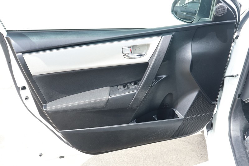 Toyota Corolla Vehicle Full-screen Gallery Image 15