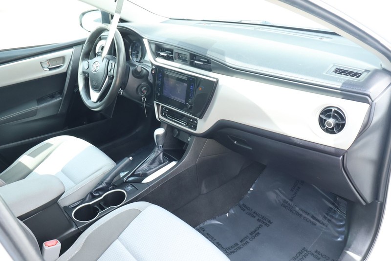 Toyota Corolla Vehicle Full-screen Gallery Image 18