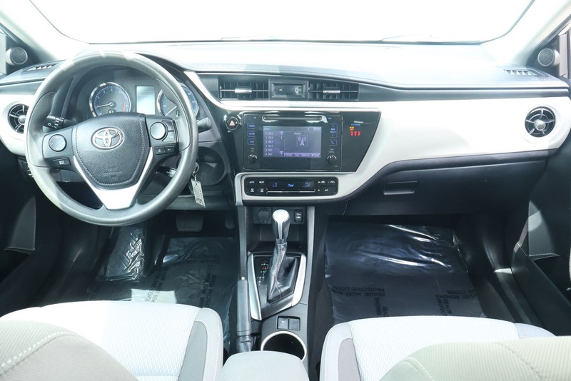 Toyota Corolla Vehicle Full-screen Gallery Image 21