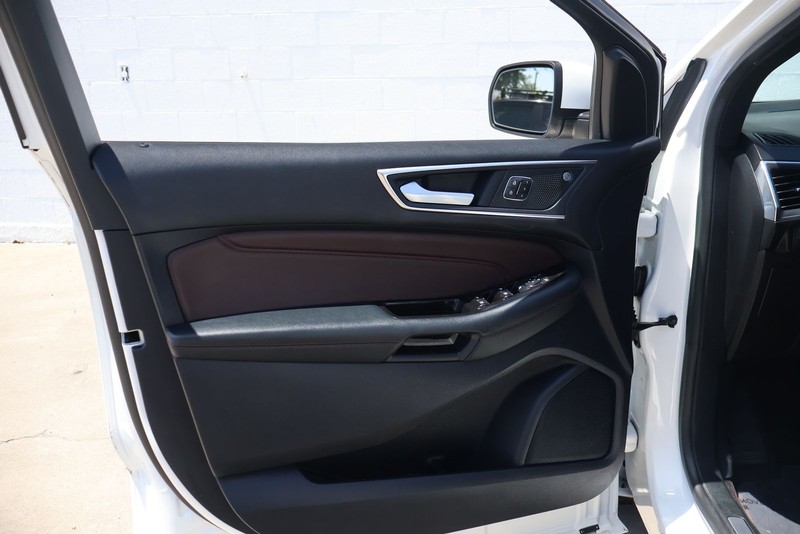 Ford Edge Vehicle Full-screen Gallery Image 14