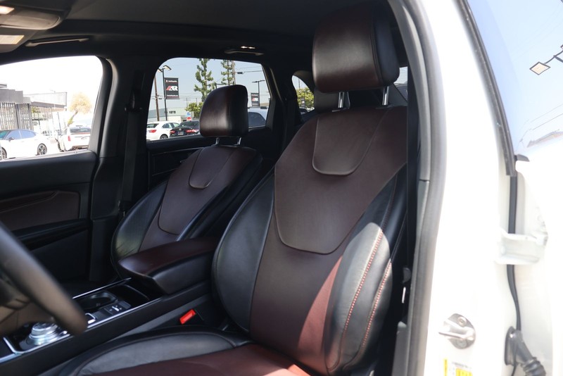 Ford Edge Vehicle Full-screen Gallery Image 16