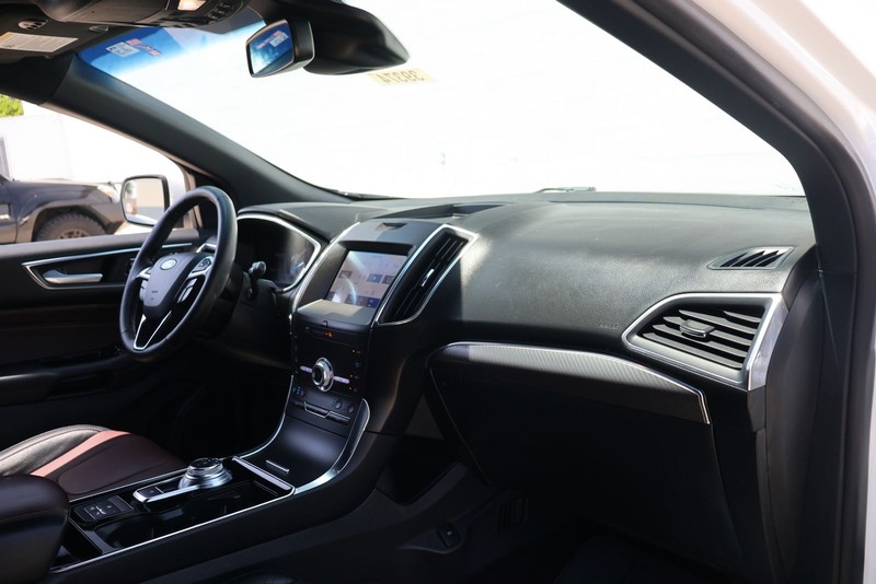 Ford Edge Vehicle Full-screen Gallery Image 18