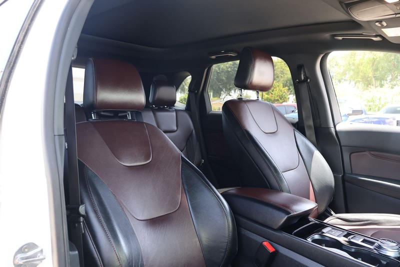 Ford Edge Vehicle Full-screen Gallery Image 19
