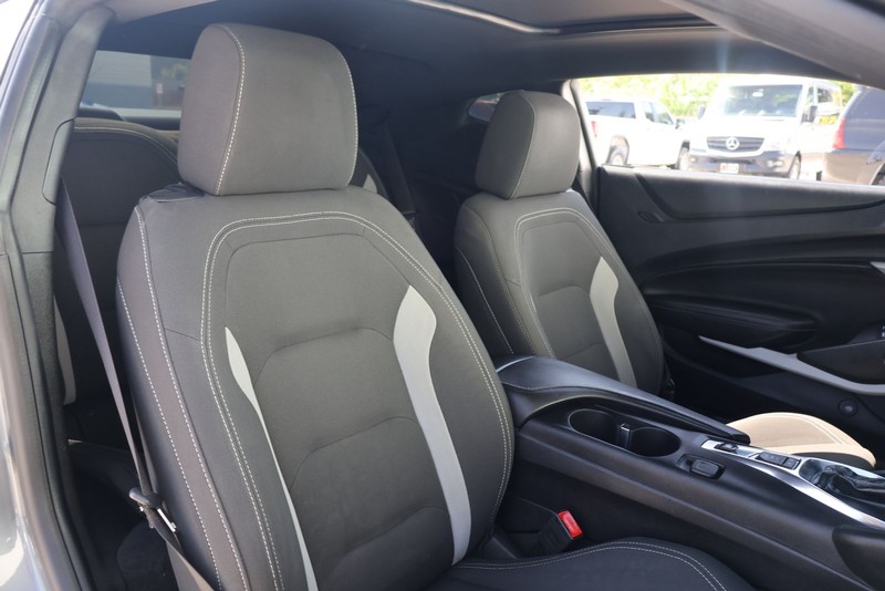 Chevrolet Camaro Vehicle Full-screen Gallery Image 18