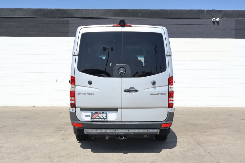 Mercedes-Benz Sprinter 2500 Vehicle Full-screen Gallery Image 07