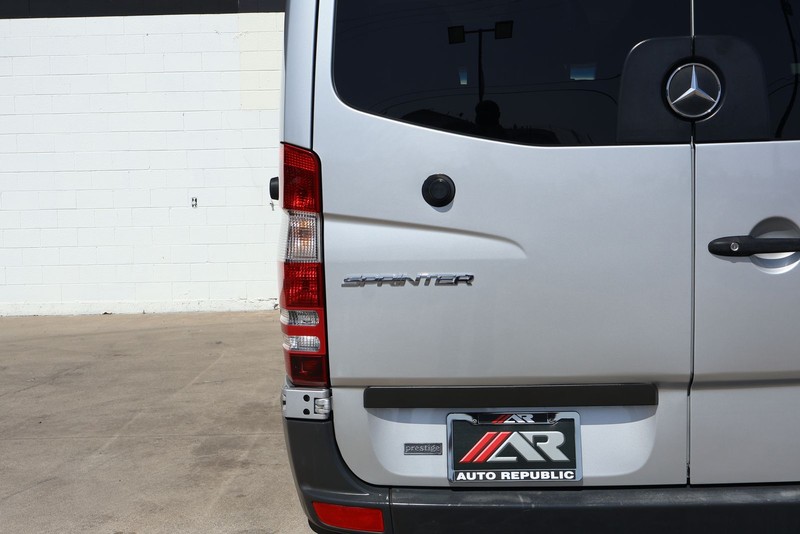 Mercedes-Benz Sprinter 2500 Vehicle Full-screen Gallery Image 09