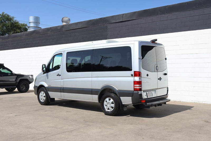 Mercedes-Benz Sprinter 2500 Vehicle Full-screen Gallery Image 10