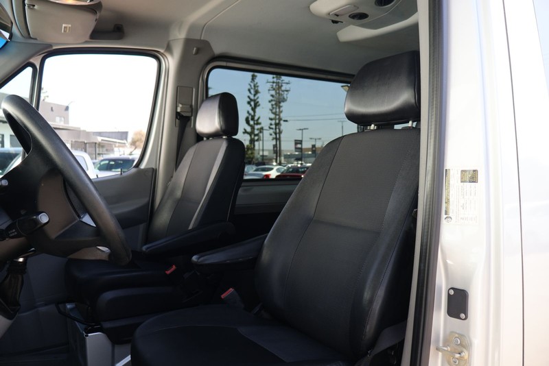 Mercedes-Benz Sprinter 2500 Vehicle Full-screen Gallery Image 17