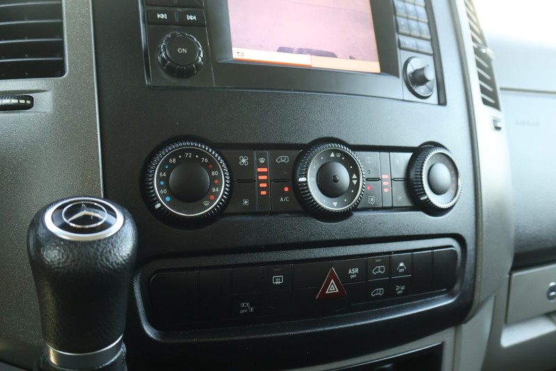 Mercedes-Benz Sprinter 2500 Vehicle Full-screen Gallery Image 30