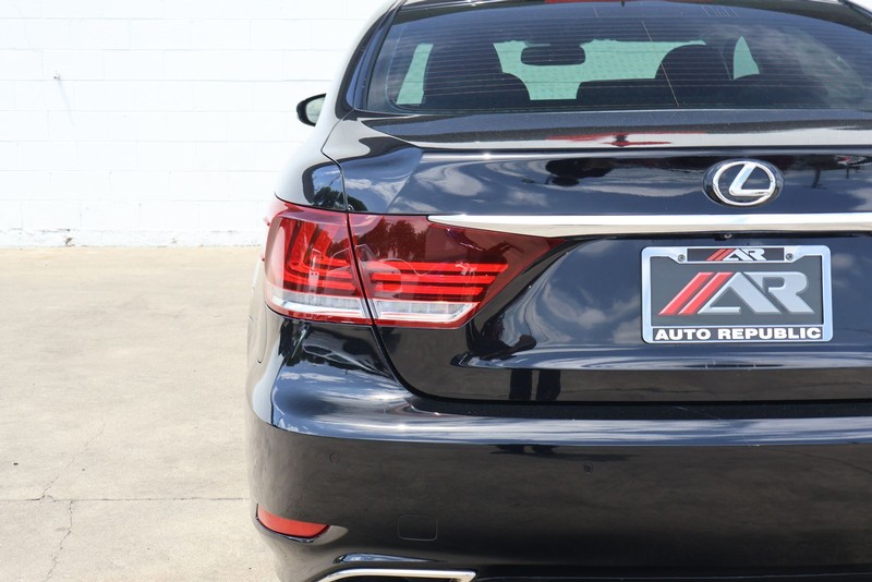 Lexus LS 460 Vehicle Full-screen Gallery Image 07