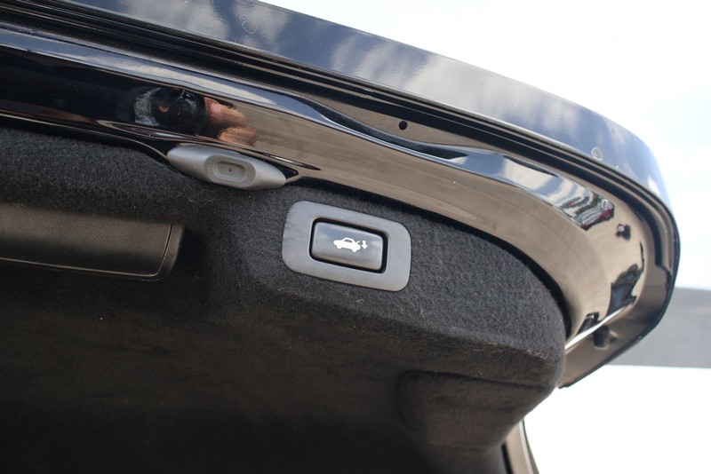 Lexus LS 460 Vehicle Full-screen Gallery Image 09