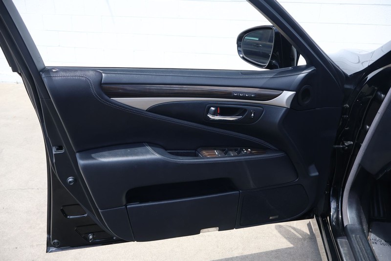 Lexus LS 460 Vehicle Full-screen Gallery Image 15
