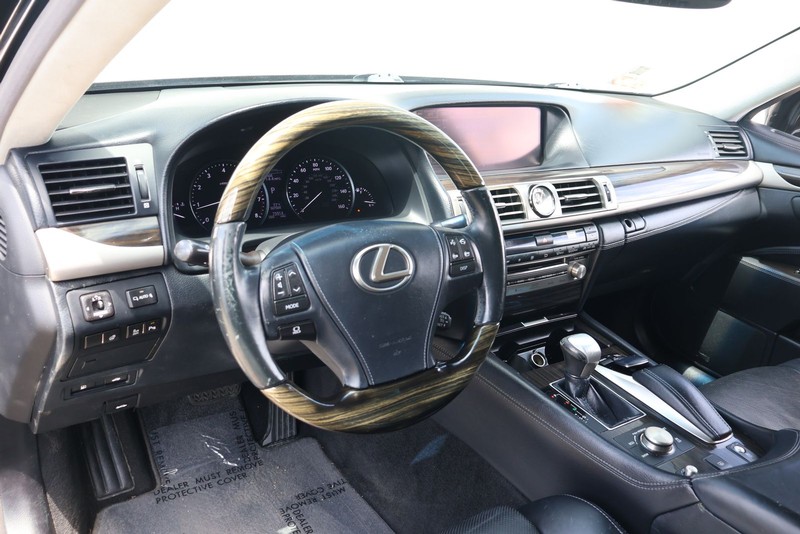 Lexus LS 460 Vehicle Full-screen Gallery Image 16