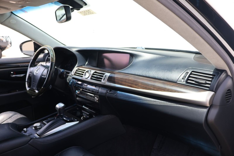 Lexus LS 460 Vehicle Full-screen Gallery Image 19
