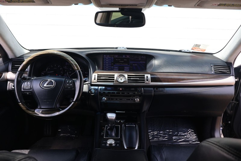 Lexus LS 460 Vehicle Full-screen Gallery Image 22