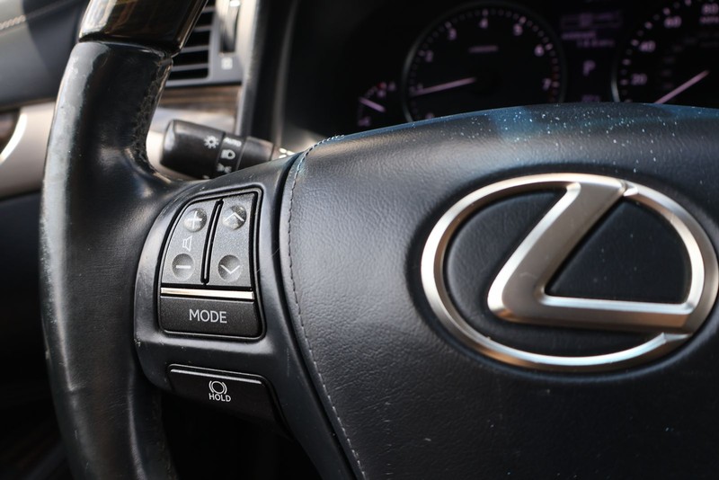 Lexus LS 460 Vehicle Full-screen Gallery Image 25