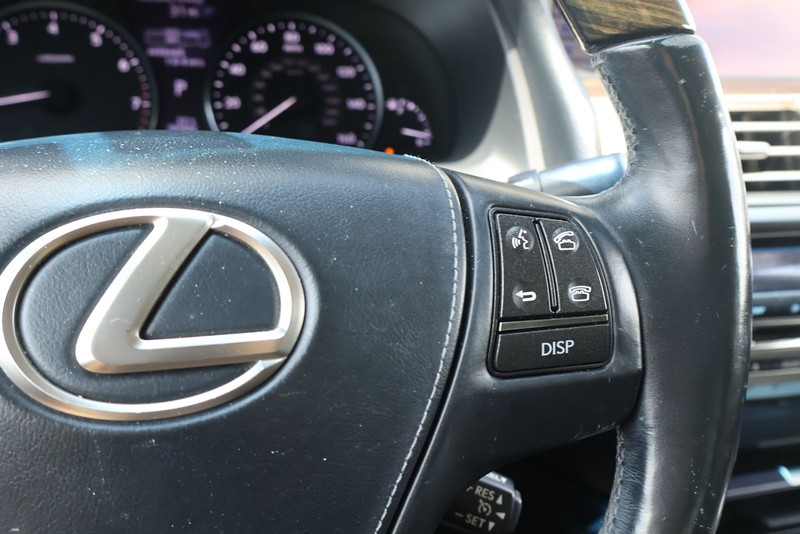 Lexus LS 460 Vehicle Full-screen Gallery Image 26