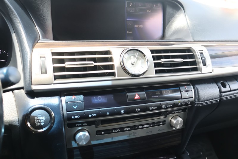 Lexus LS 460 Vehicle Full-screen Gallery Image 30
