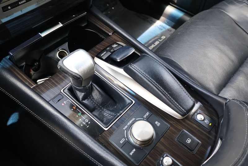 Lexus LS 460 Vehicle Full-screen Gallery Image 31