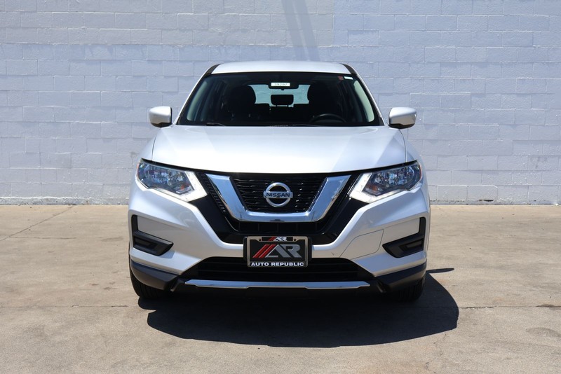 Nissan Rogue Vehicle Full-screen Gallery Image 02