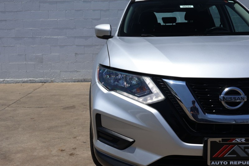 Nissan Rogue Vehicle Full-screen Gallery Image 03