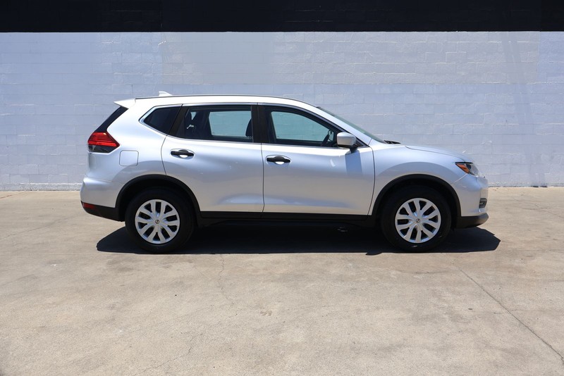 Nissan Rogue Vehicle Full-screen Gallery Image 04