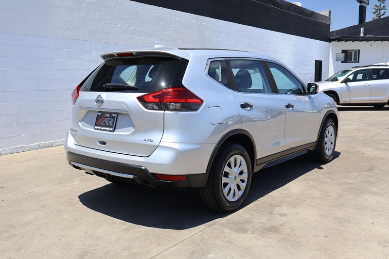 Nissan Rogue Vehicle Full-screen Gallery Image 05