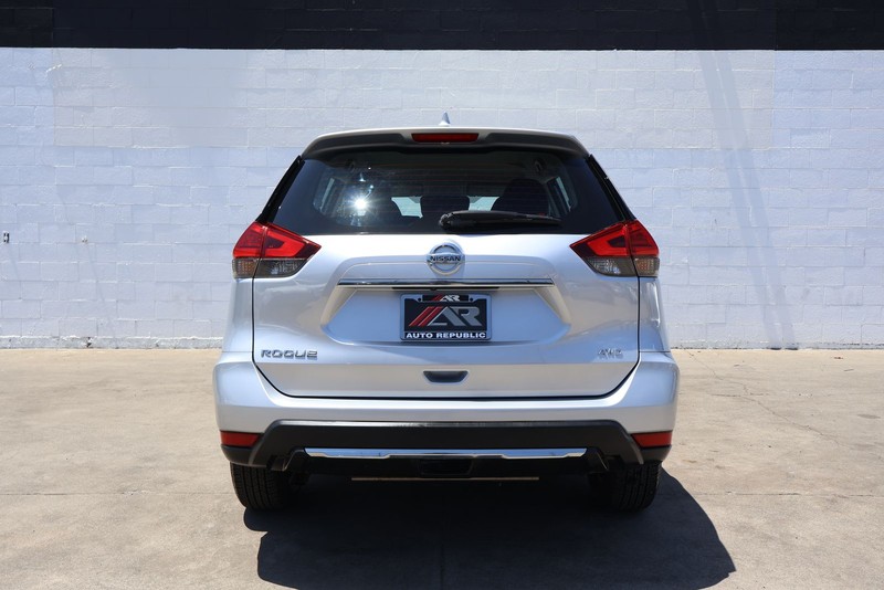 Nissan Rogue Vehicle Full-screen Gallery Image 06