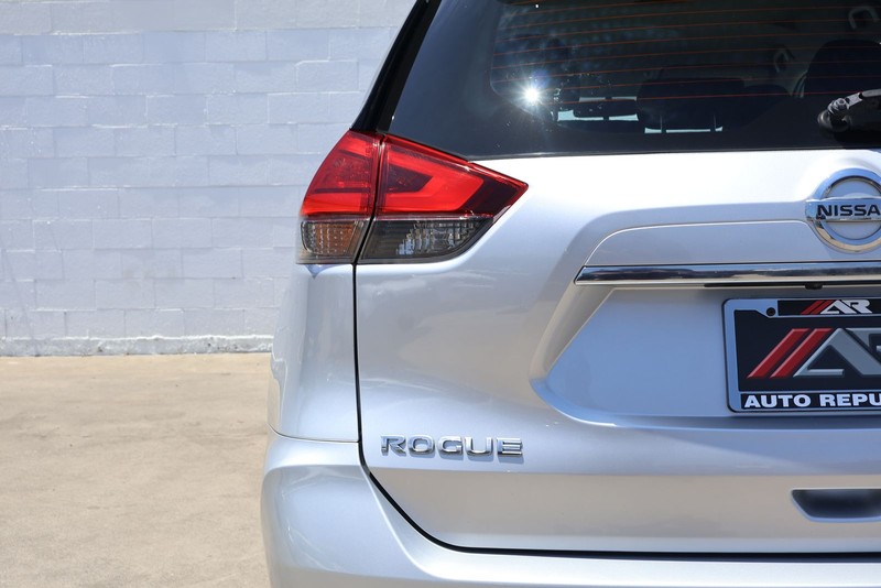 Nissan Rogue Vehicle Full-screen Gallery Image 07