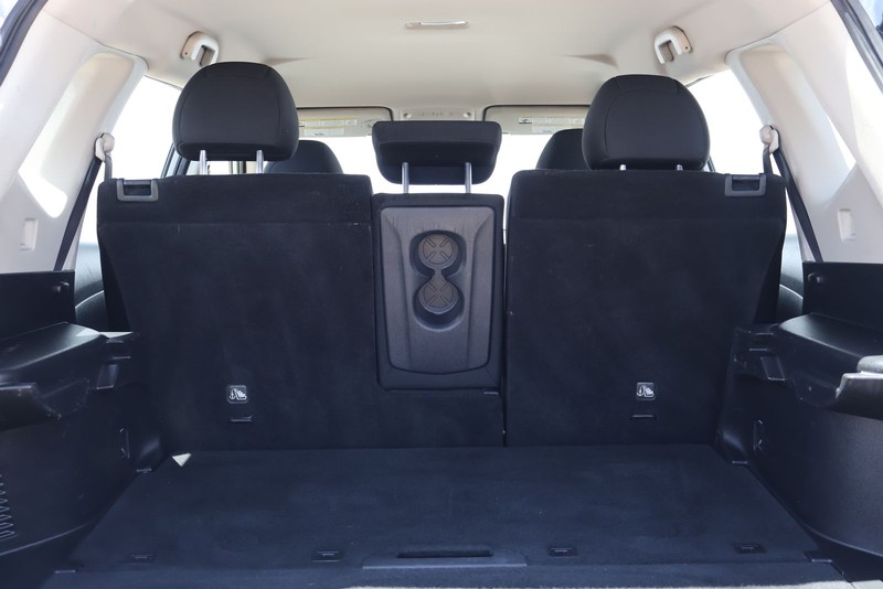 Nissan Rogue Vehicle Full-screen Gallery Image 08