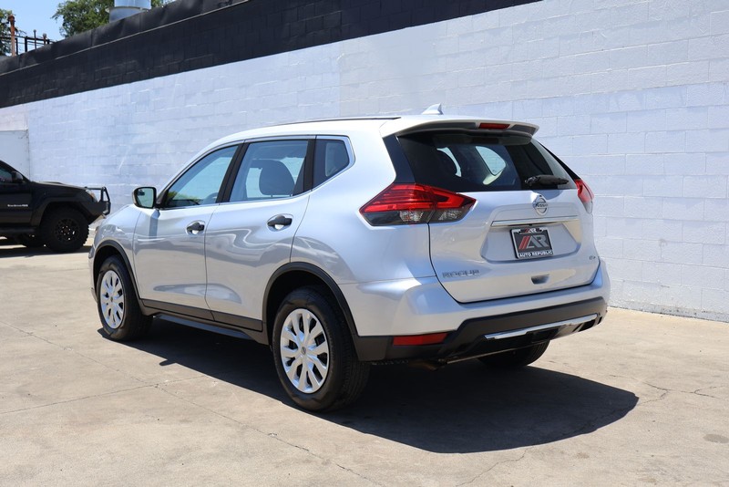 Nissan Rogue Vehicle Full-screen Gallery Image 09
