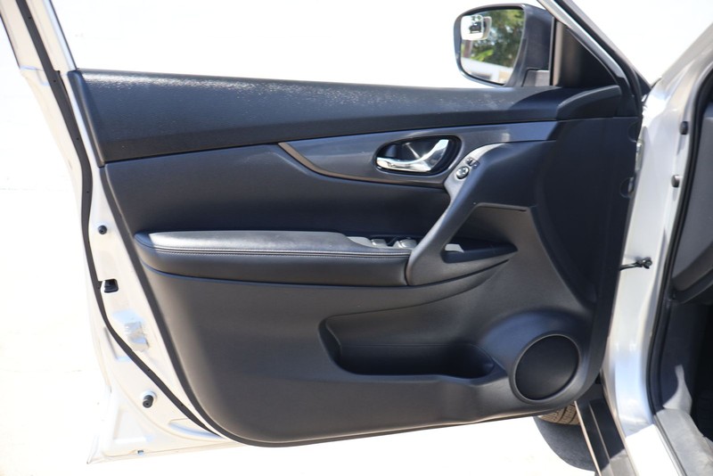 Nissan Rogue Vehicle Full-screen Gallery Image 14